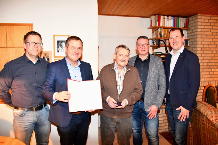 Der geehrte in der Mitte, links neben ihm Guido Pott und recht Michael Kremkus.