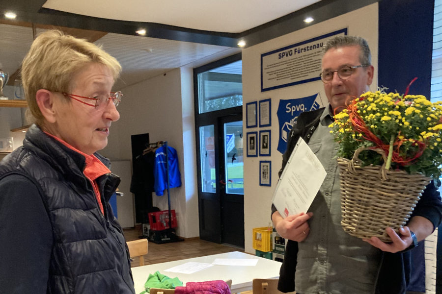 Christiane erhält einen gelben Blumenstrauß